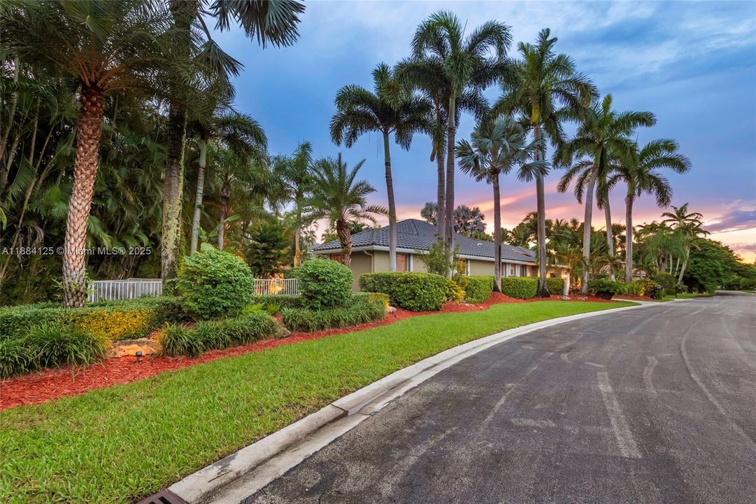 合同活跃: $1,097,995 (5 贝兹, 3 浴室, 2780 平方英尺)