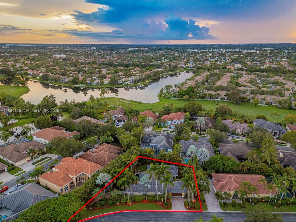 合同活跃: $1,097,995 (5 贝兹, 3 浴室, 2780 平方英尺)