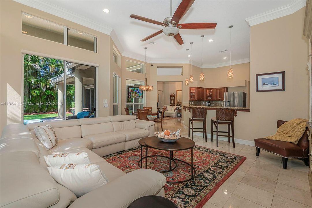 合同活跃: $1,097,995 (5 贝兹, 3 浴室, 2780 平方英尺)