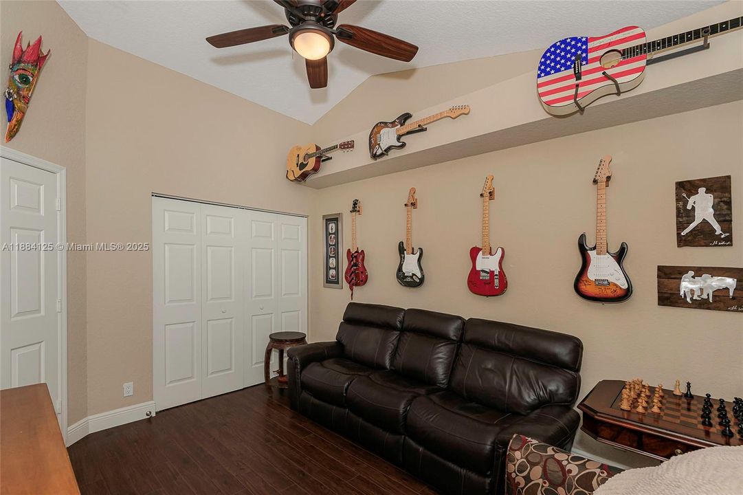 合同活跃: $1,097,995 (5 贝兹, 3 浴室, 2780 平方英尺)