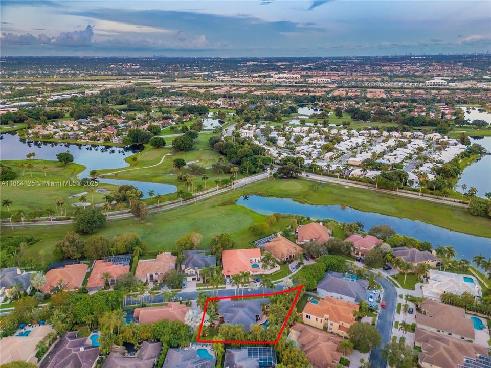 合同活跃: $1,097,995 (5 贝兹, 3 浴室, 2780 平方英尺)