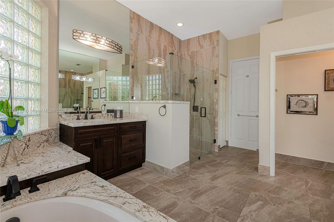 合同活跃: $1,097,995 (5 贝兹, 3 浴室, 2780 平方英尺)