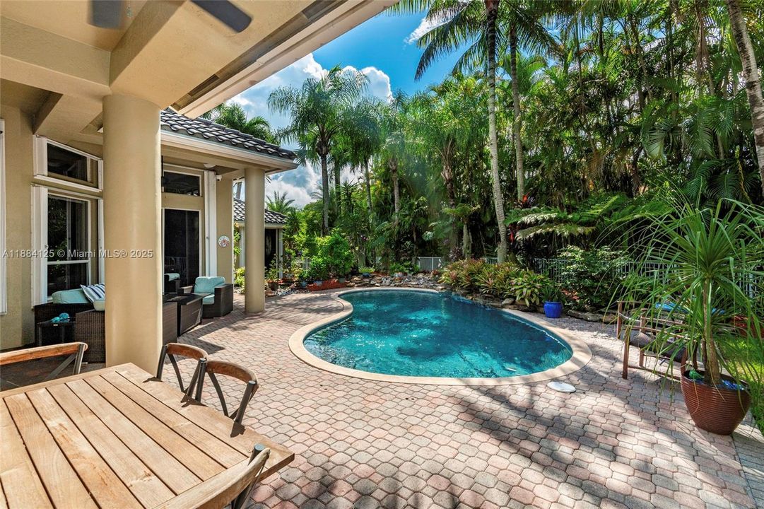 合同活跃: $1,097,995 (5 贝兹, 3 浴室, 2780 平方英尺)