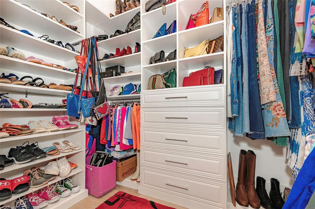 合同活跃: $1,097,995 (5 贝兹, 3 浴室, 2780 平方英尺)