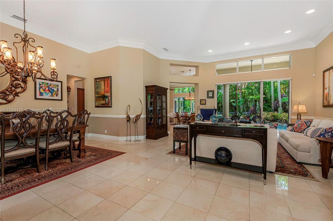 合同活跃: $1,097,995 (5 贝兹, 3 浴室, 2780 平方英尺)