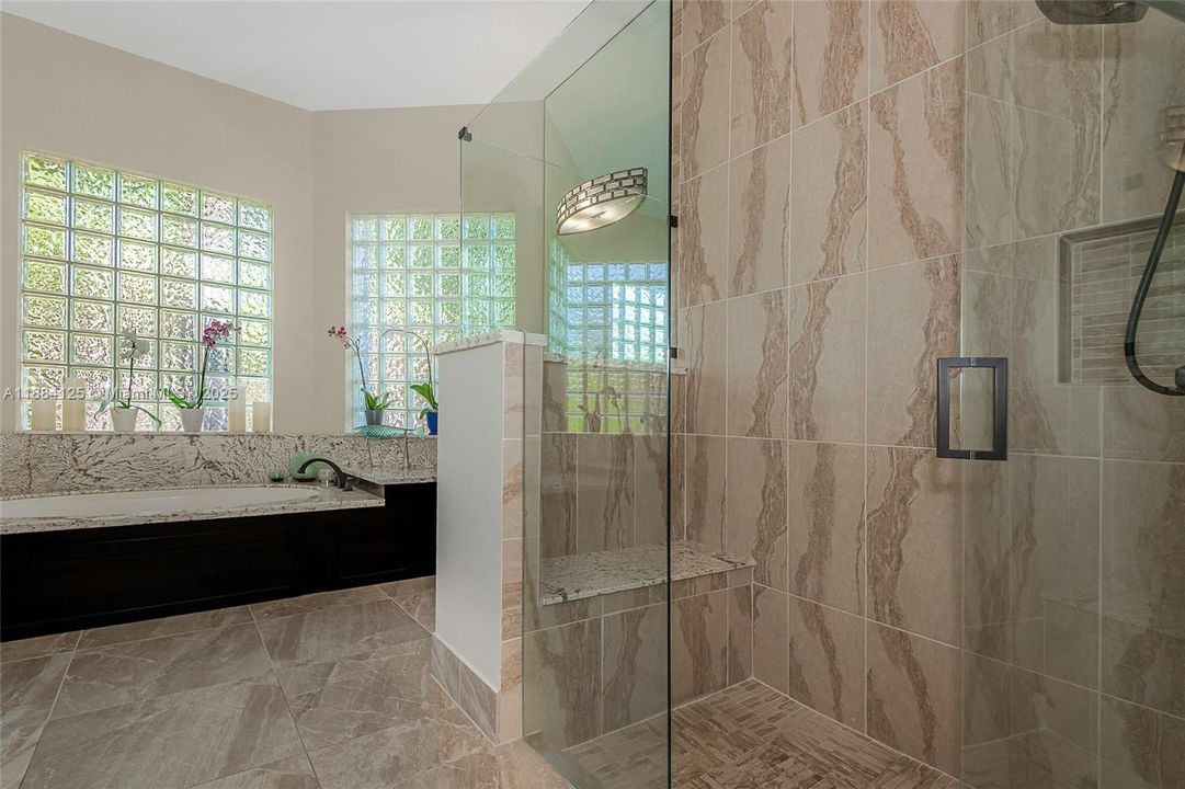 合同活跃: $1,097,995 (5 贝兹, 3 浴室, 2780 平方英尺)