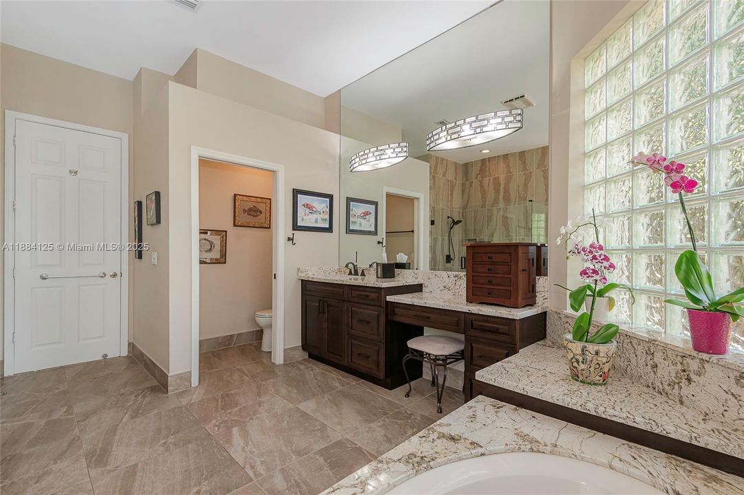 合同活跃: $1,097,995 (5 贝兹, 3 浴室, 2780 平方英尺)