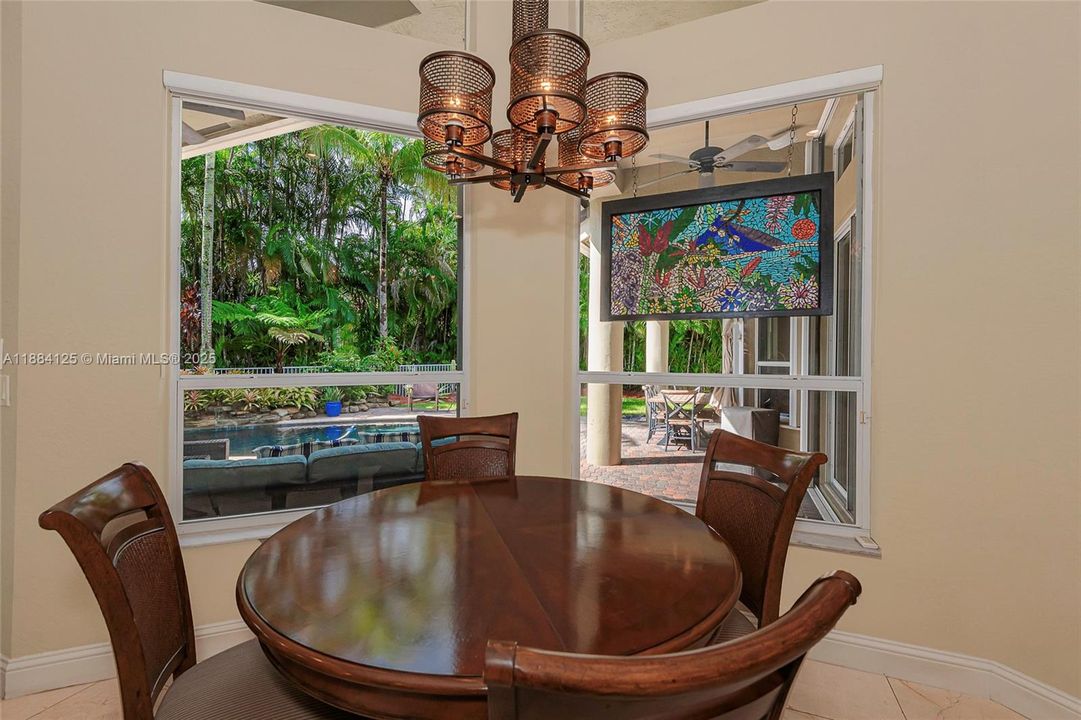 合同活跃: $1,097,995 (5 贝兹, 3 浴室, 2780 平方英尺)