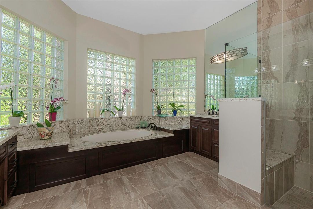 合同活跃: $1,097,995 (5 贝兹, 3 浴室, 2780 平方英尺)