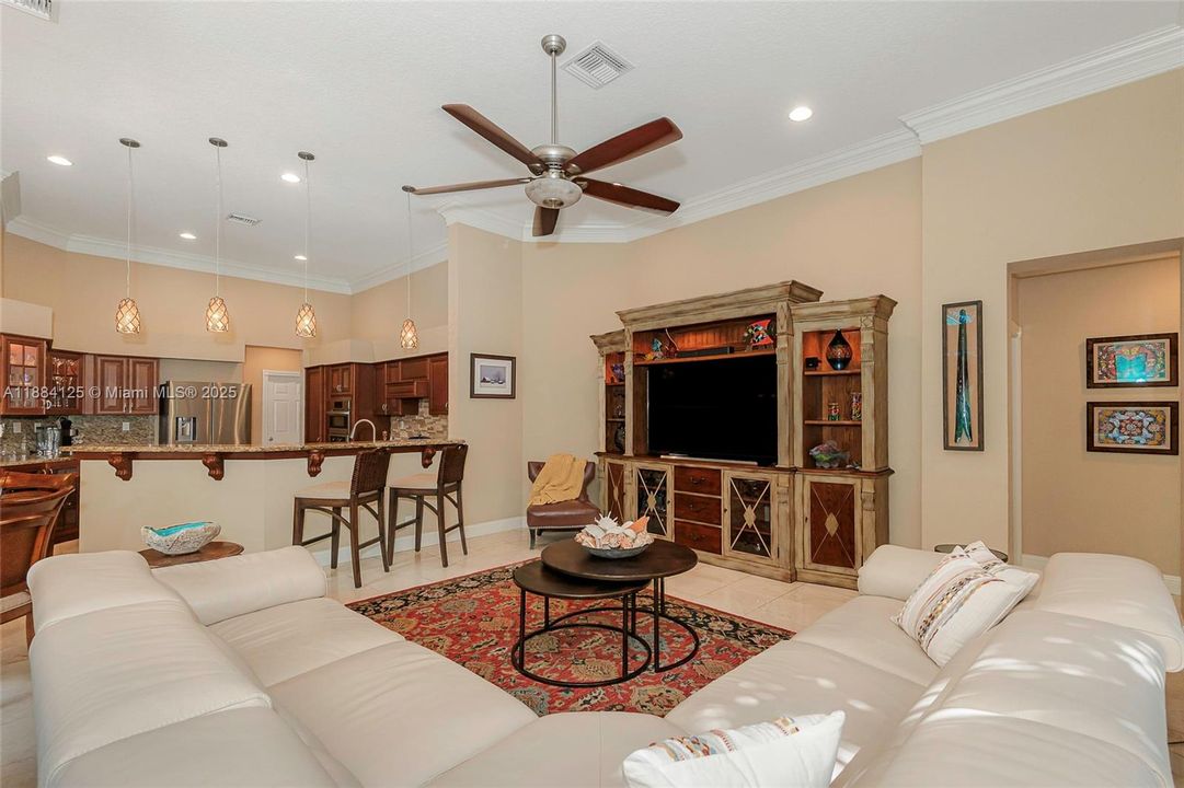 合同活跃: $1,097,995 (5 贝兹, 3 浴室, 2780 平方英尺)