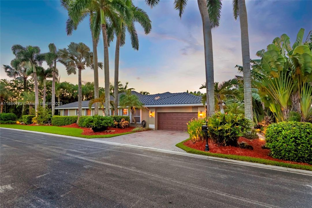 合同活跃: $1,097,995 (5 贝兹, 3 浴室, 2780 平方英尺)