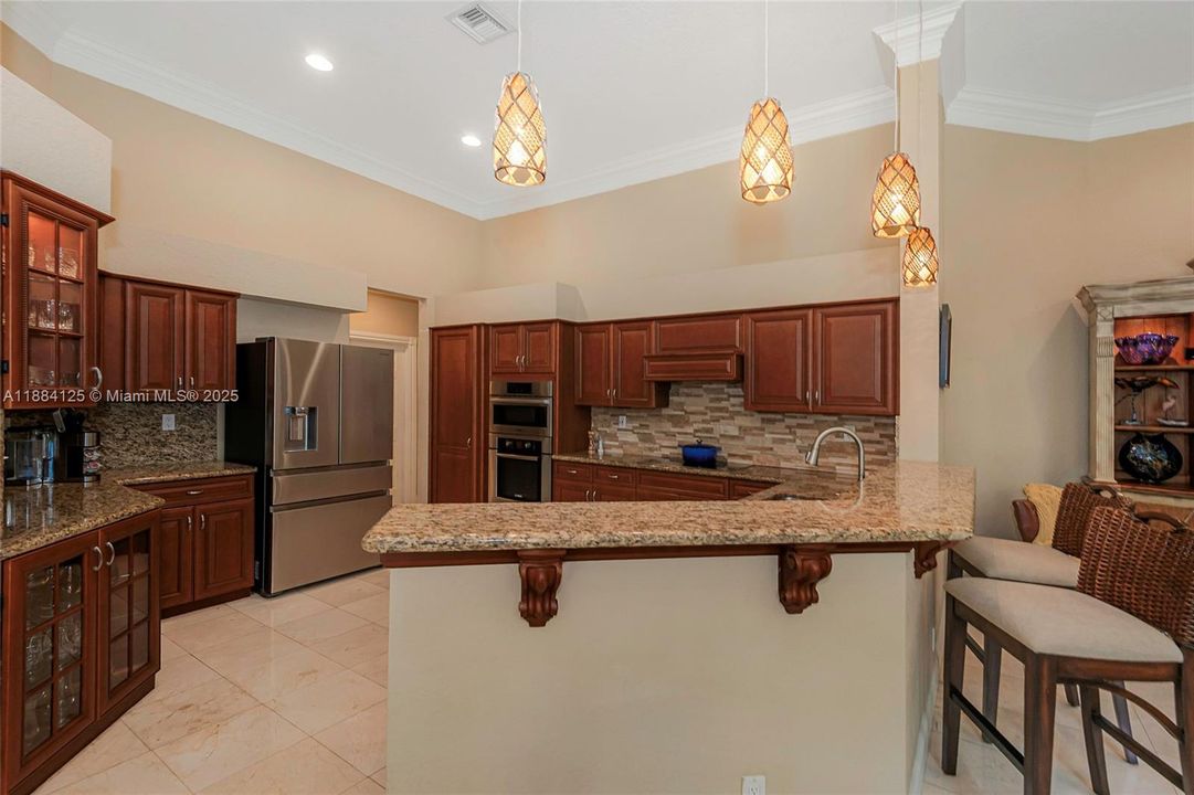 合同活跃: $1,097,995 (5 贝兹, 3 浴室, 2780 平方英尺)