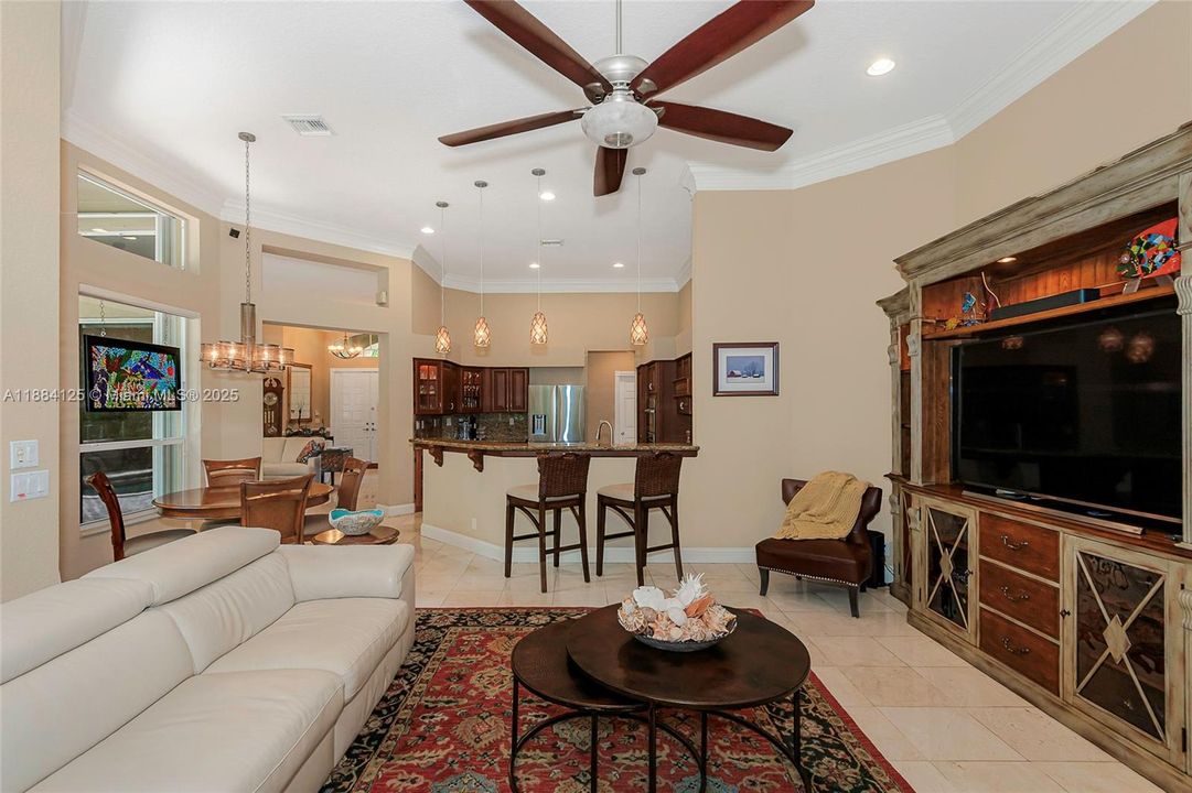 合同活跃: $1,097,995 (5 贝兹, 3 浴室, 2780 平方英尺)