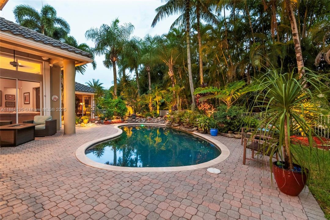 合同活跃: $1,097,995 (5 贝兹, 3 浴室, 2780 平方英尺)