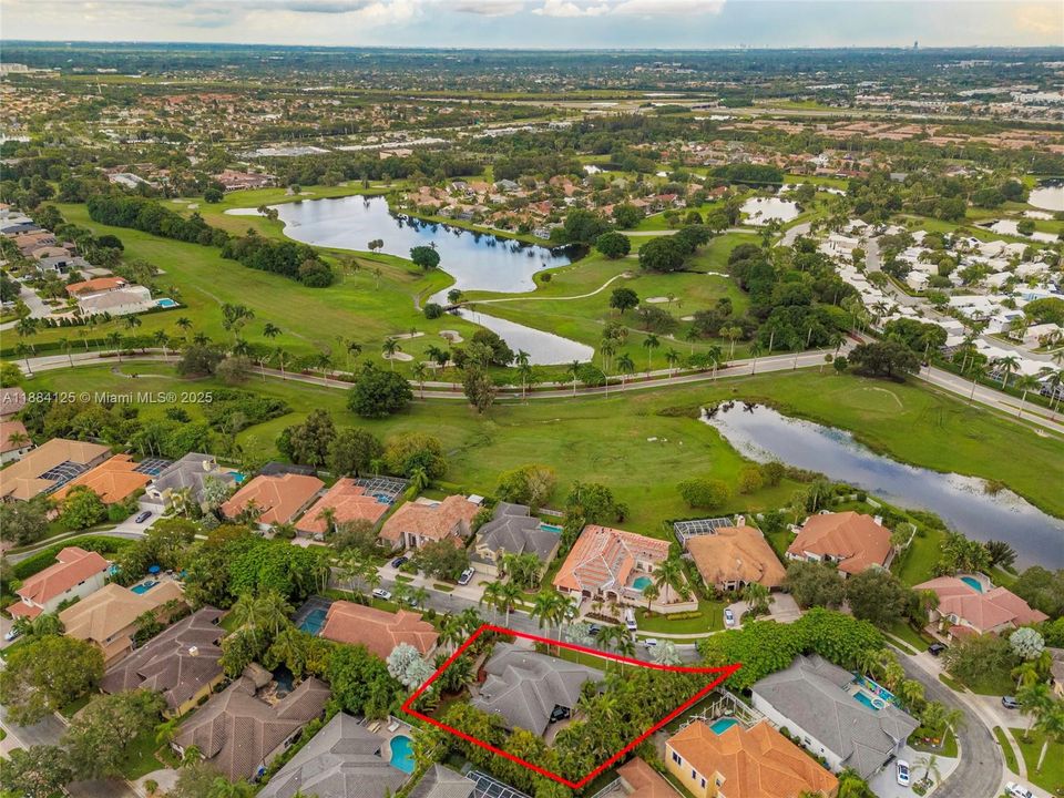 合同活跃: $1,097,995 (5 贝兹, 3 浴室, 2780 平方英尺)