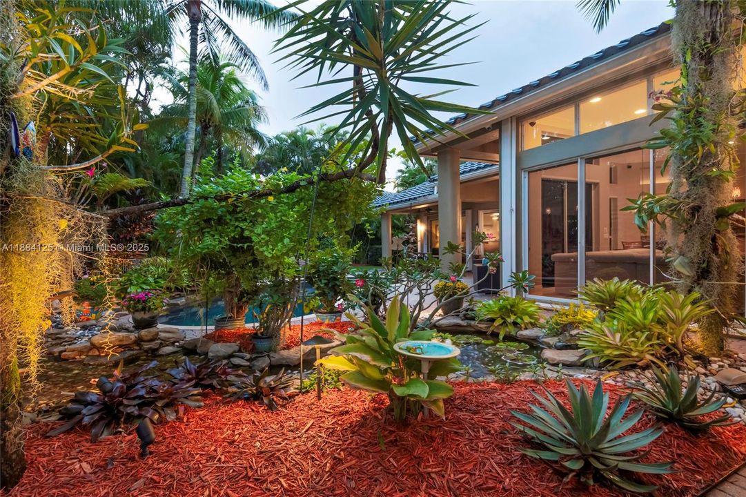 合同活跃: $1,097,995 (5 贝兹, 3 浴室, 2780 平方英尺)