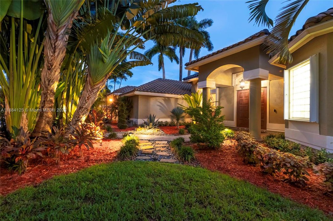 合同活跃: $1,097,995 (5 贝兹, 3 浴室, 2780 平方英尺)