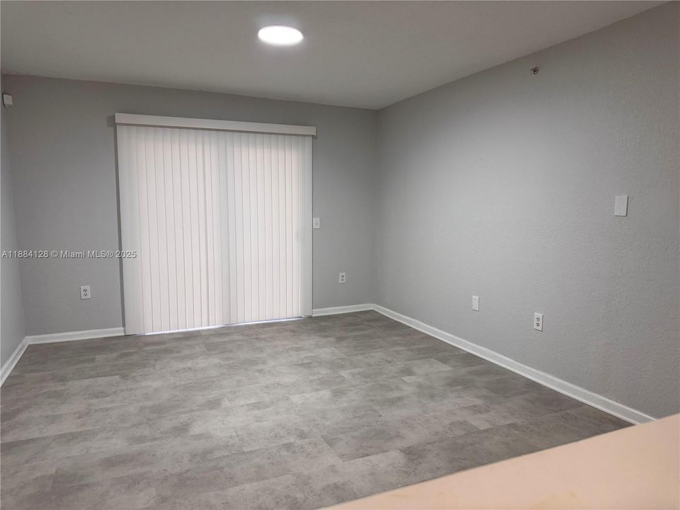 合同活跃: $1,850 (2 贝兹, 2 浴室, 895 平方英尺)