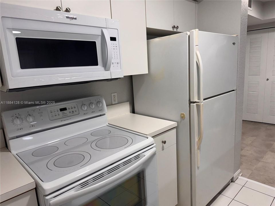 合同活跃: $1,850 (2 贝兹, 2 浴室, 895 平方英尺)