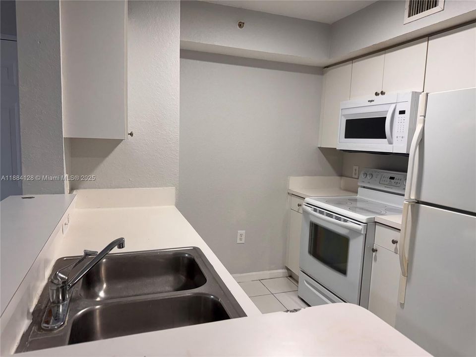 合同活跃: $1,850 (2 贝兹, 2 浴室, 895 平方英尺)