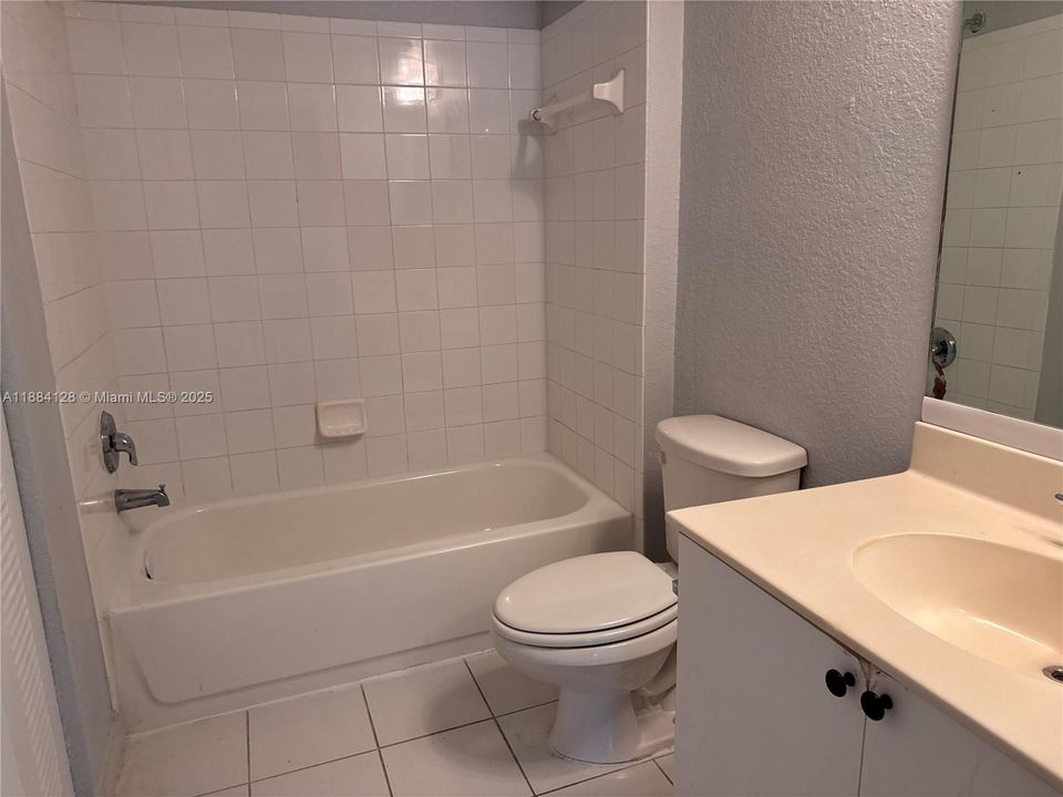 合同活跃: $1,850 (2 贝兹, 2 浴室, 895 平方英尺)