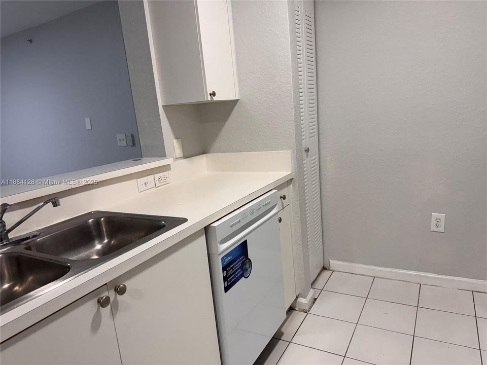 合同活跃: $1,850 (2 贝兹, 2 浴室, 895 平方英尺)