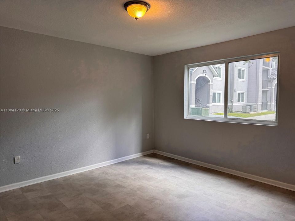 合同活跃: $1,850 (2 贝兹, 2 浴室, 895 平方英尺)