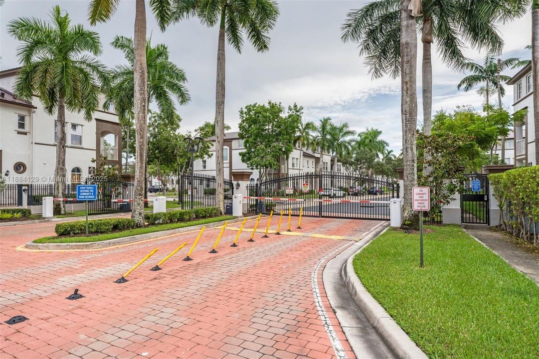 Recently Sold: $425,000 (3 beds, 2 baths, 1445 Square Feet)