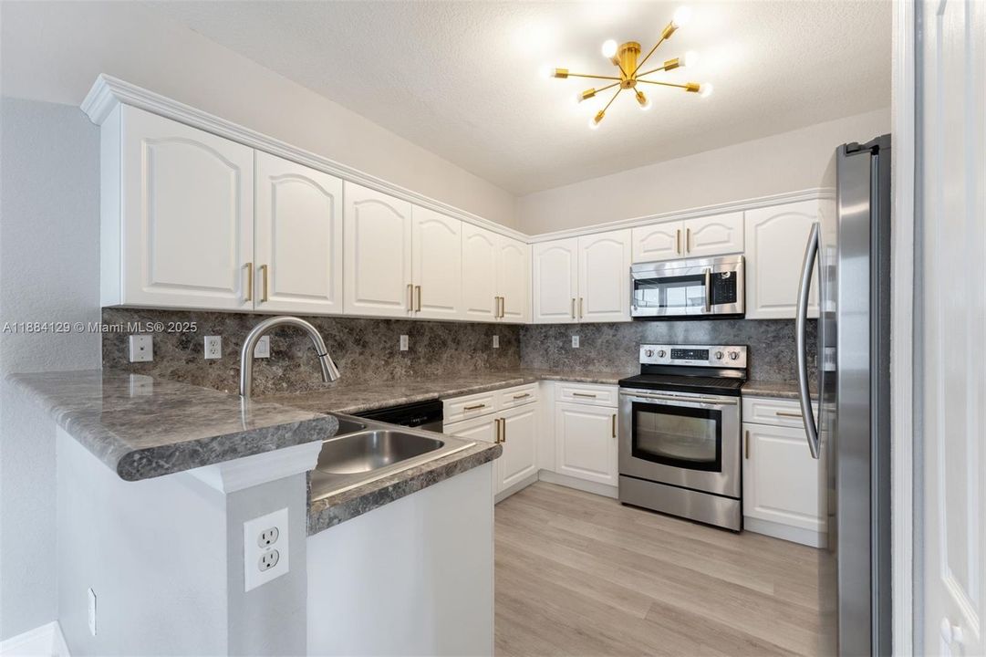 Recently Sold: $425,000 (3 beds, 2 baths, 1445 Square Feet)