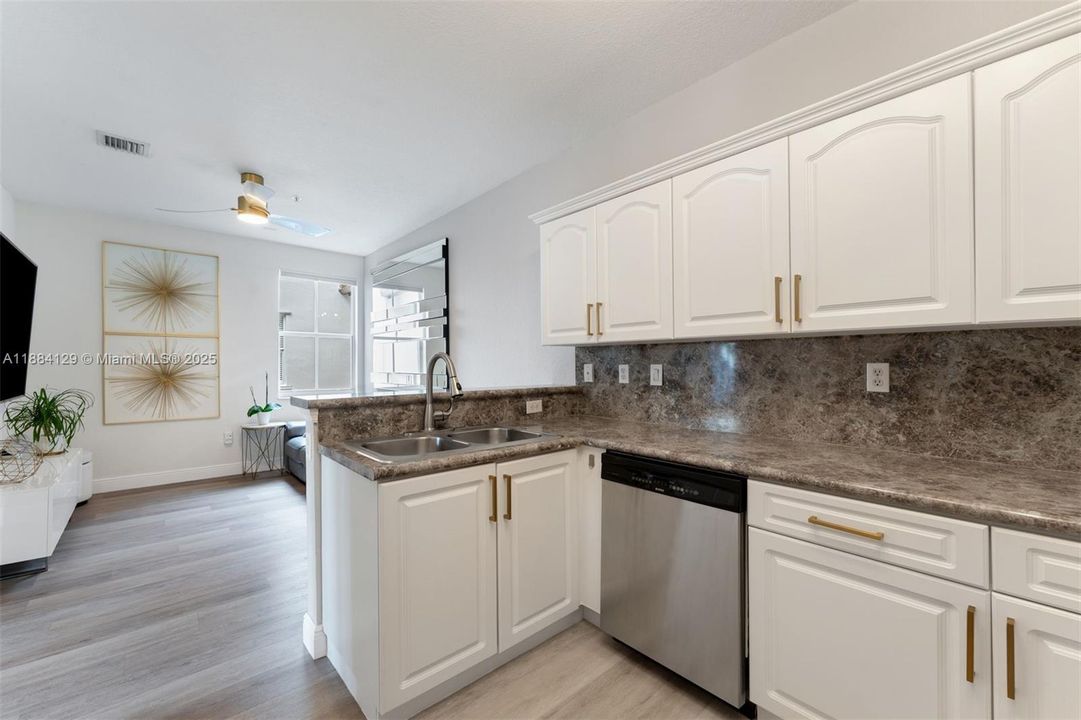 Recently Sold: $425,000 (3 beds, 2 baths, 1445 Square Feet)