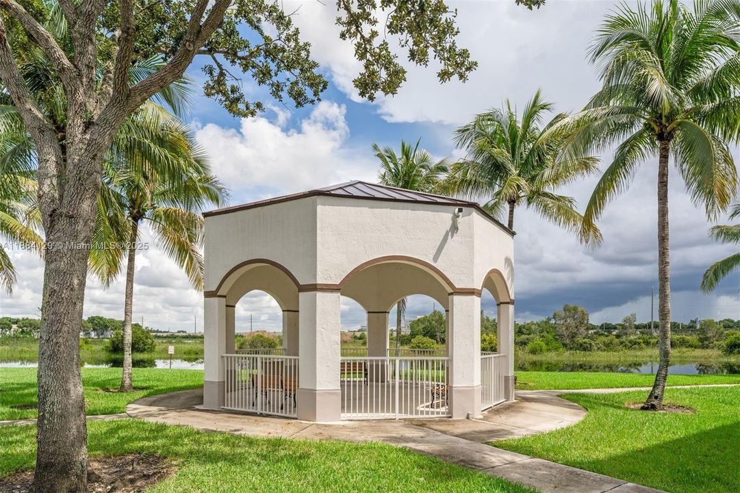 Recently Sold: $425,000 (3 beds, 2 baths, 1445 Square Feet)