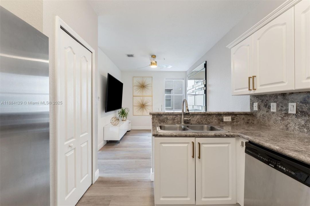 Recently Sold: $425,000 (3 beds, 2 baths, 1445 Square Feet)