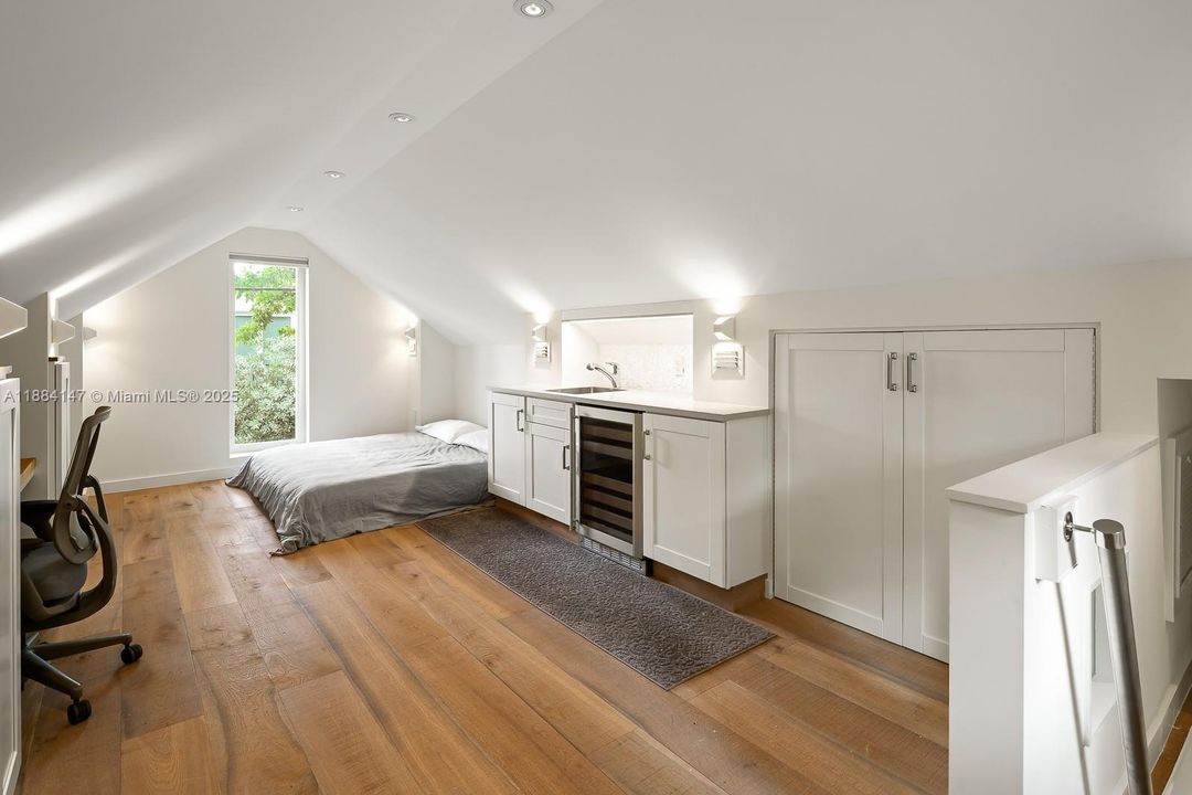 Office? Guest room? Art studio?