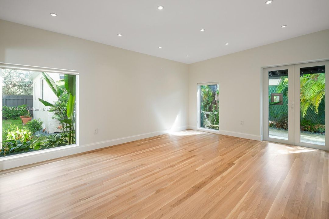 Light and Bright family/entertainment area