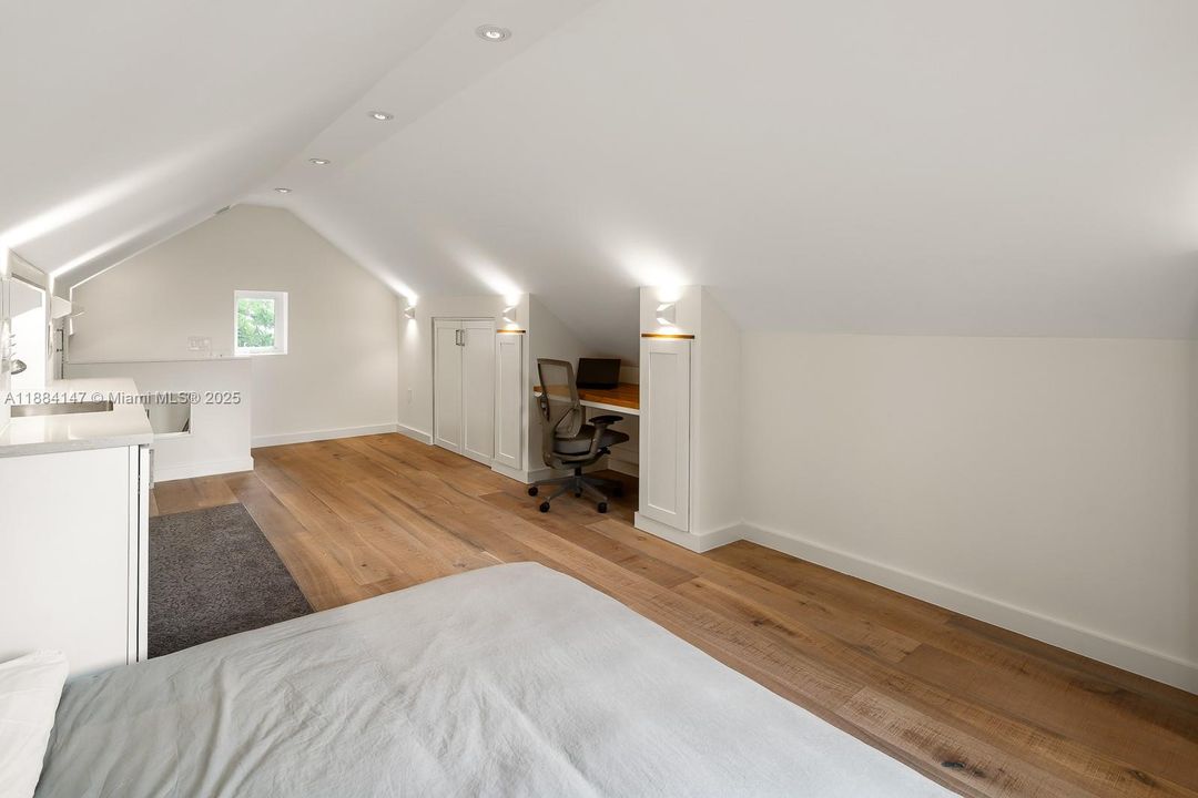 Office? Guest room? Art studio?