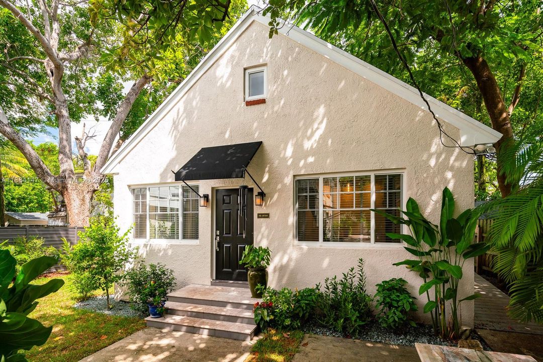 Cottage with full kitchen and bath, and upstairs loft bonus room