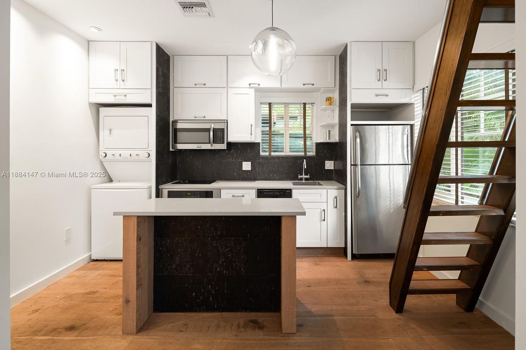 Full Kitchen with moveable island