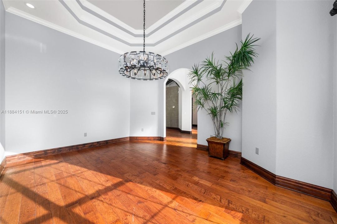 Recently Sold: $649,900 (5 beds, 2 baths, 3354 Square Feet)