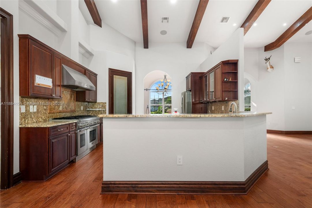 Recently Sold: $649,900 (5 beds, 2 baths, 3354 Square Feet)