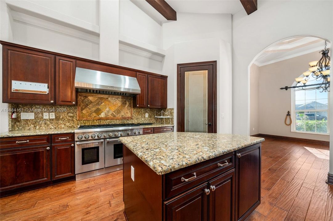 Recently Sold: $649,900 (5 beds, 2 baths, 3354 Square Feet)