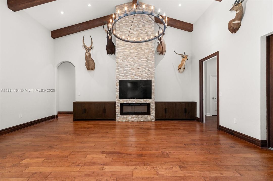 Recently Sold: $649,900 (5 beds, 2 baths, 3354 Square Feet)