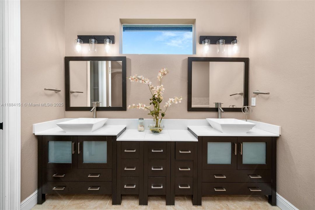 Recently Sold: $649,900 (5 beds, 2 baths, 3354 Square Feet)