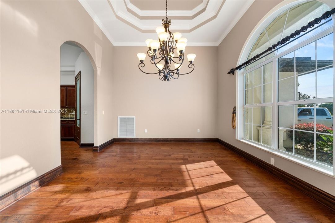 Recently Sold: $649,900 (5 beds, 2 baths, 3354 Square Feet)