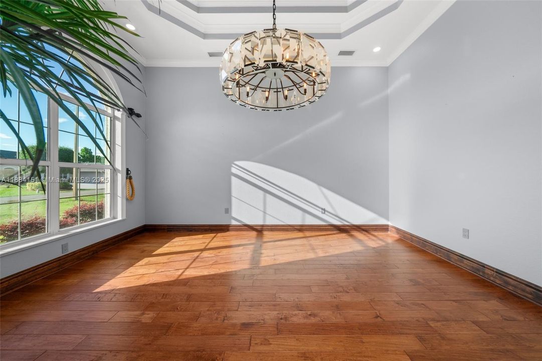 Recently Sold: $649,900 (5 beds, 2 baths, 3354 Square Feet)