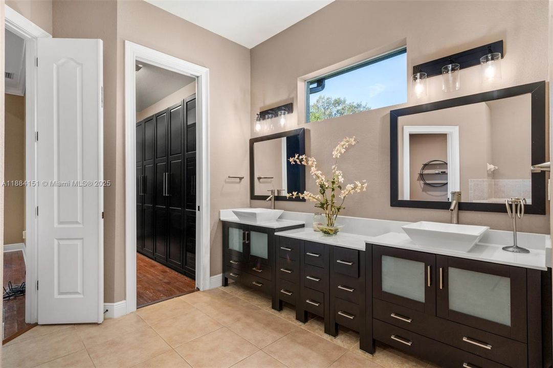 Recently Sold: $649,900 (5 beds, 2 baths, 3354 Square Feet)