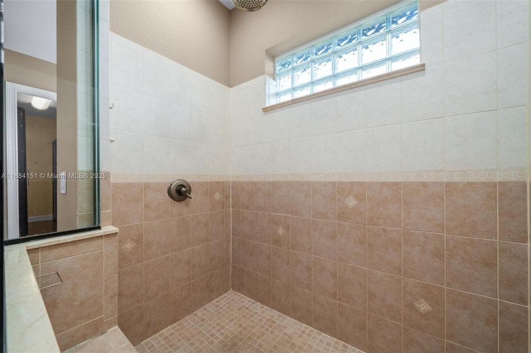 Recently Sold: $649,900 (5 beds, 2 baths, 3354 Square Feet)