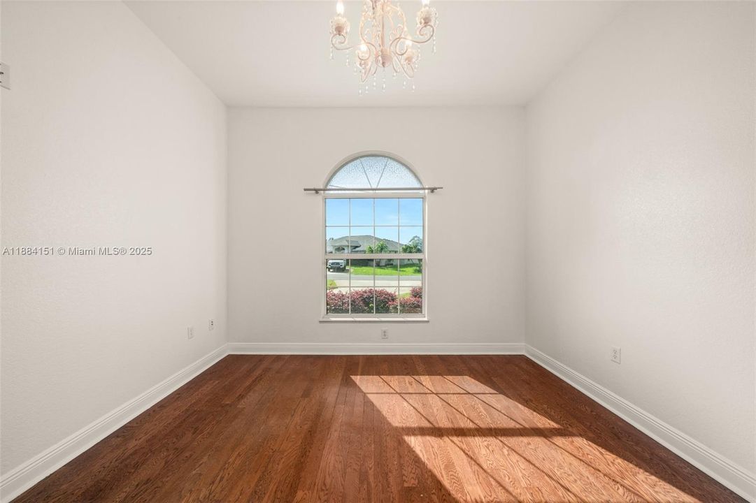 Recently Sold: $649,900 (5 beds, 2 baths, 3354 Square Feet)