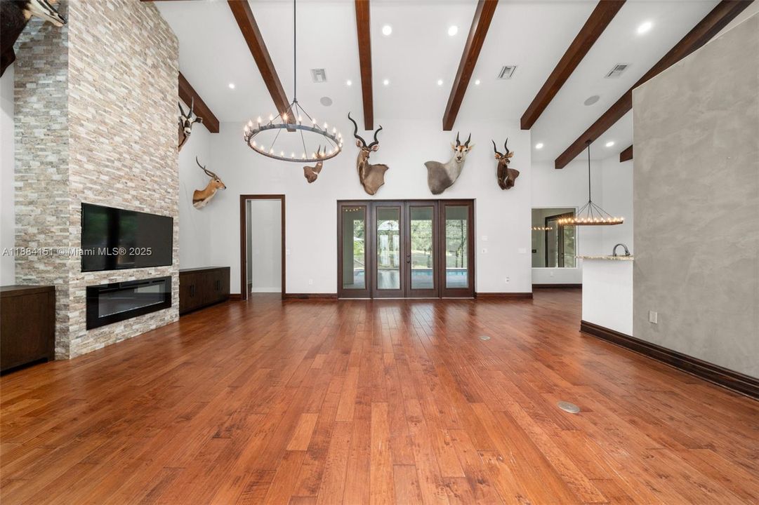 Recently Sold: $649,900 (5 beds, 2 baths, 3354 Square Feet)