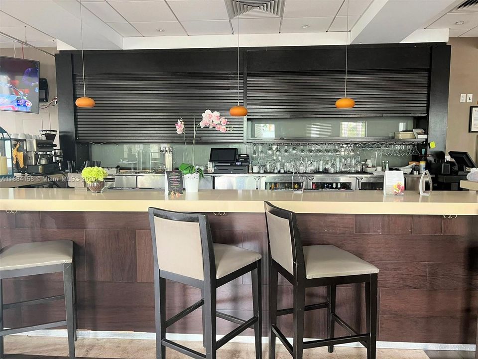 待售: $145,000 (1 贝兹, 2 浴室, 1070 平方英尺)