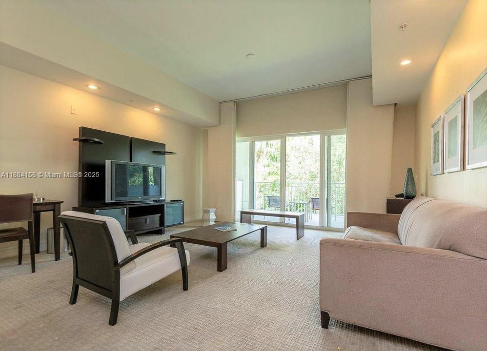 待售: $145,000 (1 贝兹, 2 浴室, 1070 平方英尺)